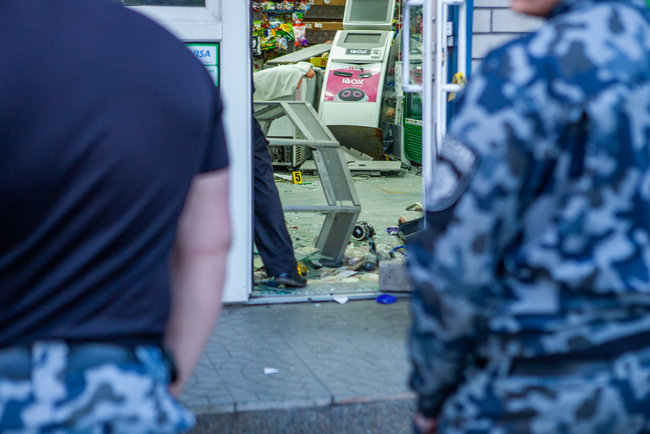 Неизвестные взорвали банкомат ПриватБанка под Днепром и украли деньги 04