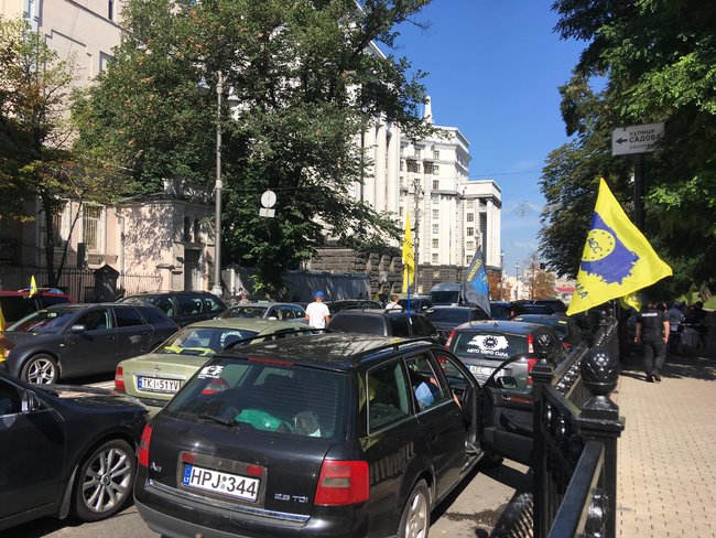Владельцы евроблях продолжают протестовать в центре Киева: проезд по ул. Грушевского частично ограничен 02