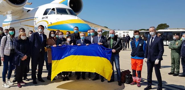 Українських медиків в Італії зустрів із літака глава МЗС Ді Майо 05