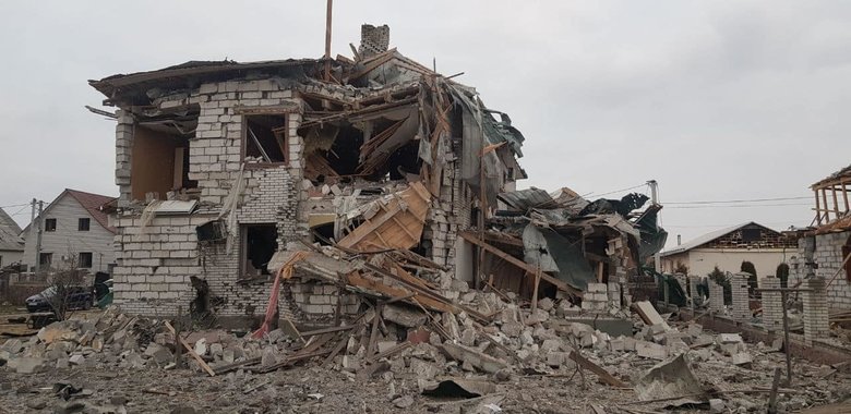 Ракетний удар військ РФ по Житомирщині: загинула одна людина, у Коростені та Овручі зруйновано десятки приватних будинків 09