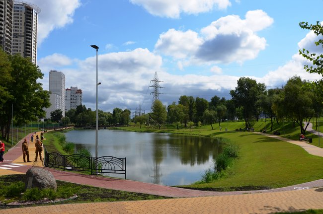 Новому парку на Троещине, в котором воссоздали крымский ландшафт и беседку, выбирают имя 01