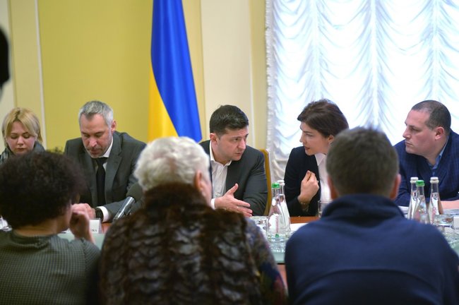 Зеленский, Рябошапка и Венедиктова обсудили с семьями героев Небесной Сотни расследование преступлений на Майдане 05