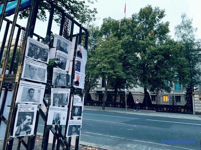 Акцию Stop Putins Terror устроили у посольства России в Берлине 01