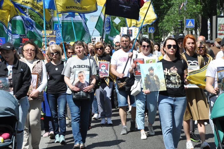 Річниця наказу про вихід із Азовсталі: у центрі Києва відбулася хода Чекаємо додому героїв Маріуполя 16