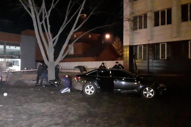 В Днепре во время бегства от полиции автомобиль Audi сбил троих пешеходов: один человек погиб, двое, в том числе ребенок, госпитализированы 03