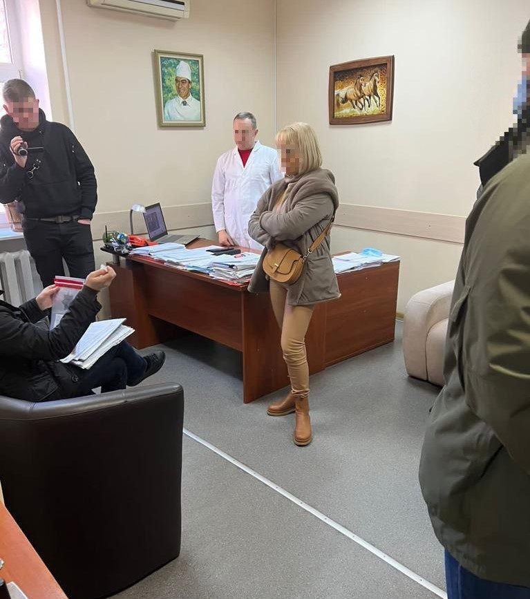 Лікарі з 5 медзакладів та ВЛК штампували в Києві чоловікам діагнози для виїзду за кордон 05