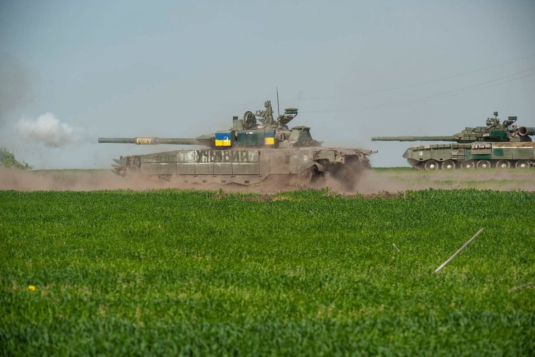 Бійці 93-ї ОМБр влаштували парад на трофейних російських танках 09