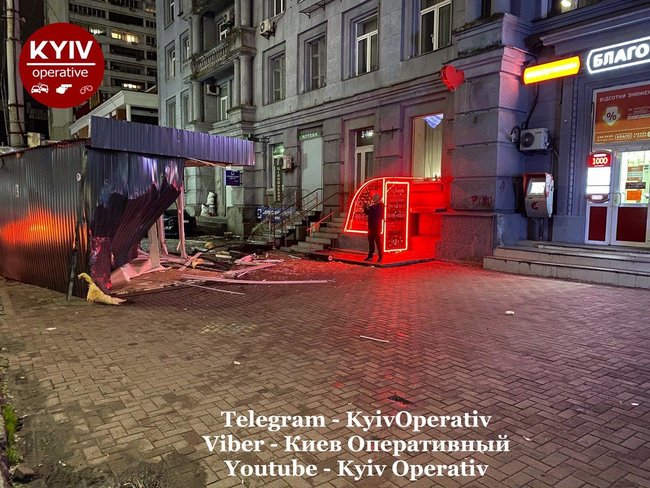 Opel на евробляхах в Киеве протаранил Chevrolet, вылетел на тротуар и снес ряд ларьков: водитель сбежал 08