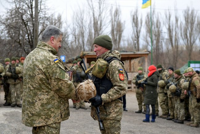 Порошенко на Донбассе вручил государственные награды украинским военнослужащим 07