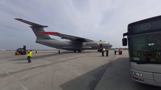 Два транспортных Ил-76 ВС ВСУ доставили в Румынию десятки тонн медпомощи из Китая 01