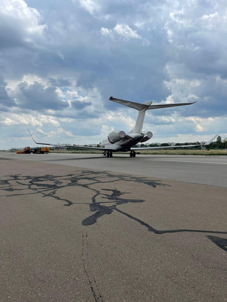 Правоохоронці передали ЗСУ гелікоптер та літак, якими користувалася родина Медведчука 05