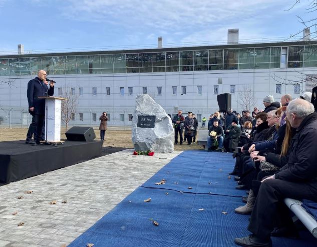 Памятник жертвам сбитого иранскими военными самолета МАУ открыли в Борисполе 01