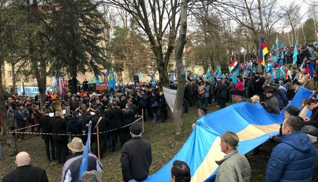 Несколько тысяч этнических венгров вышли на митинг за автономию в Румынии 01