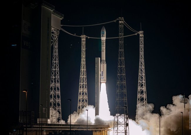 Ракета-носитель Vega с украинским двигателем в 17-й раз успешно стартовала с космодрома во Французской Гвиане 01