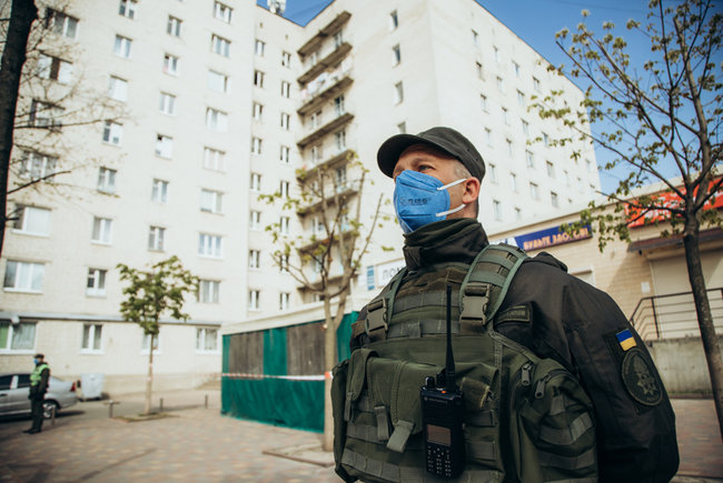 Нацгвардия охраняет общежитие в Вишневом, где зафиксирована вспышка COVID-19 04