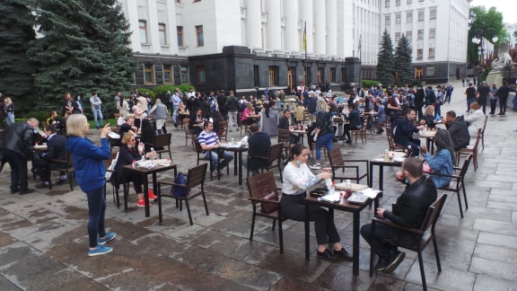 Ресторанний протест під Офісом Зеленського - Банкову заставили столиками з їжею 09