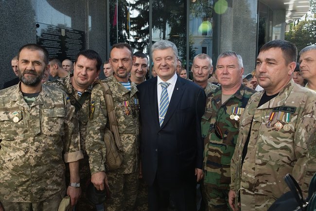 Кравчук, Кучма і Ющенко відвідали офіційну ходу в День Незалежності. Порошенко був на памятних заходах у Міноборони 02