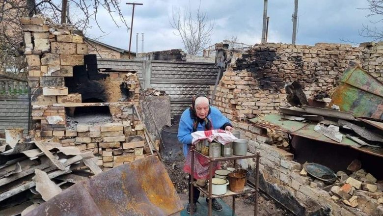 Пенсіонерка із села Горенка на Київщині пекла паски в печі своєї зруйнованої оселі 01
