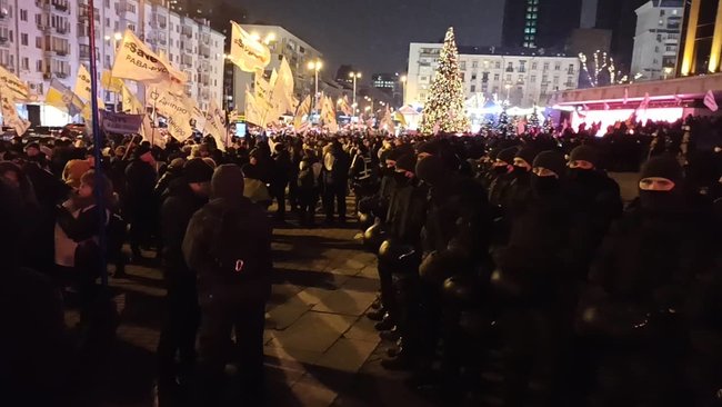 Зе, ответь за базар!, - ФОПы протестуют возле ДК Украина перед концертом 95 квартала 05