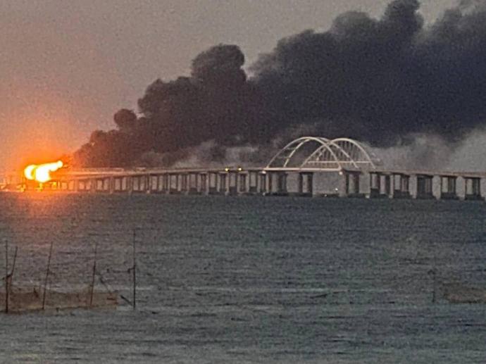 На Кримському мосту потужна пожежа 02