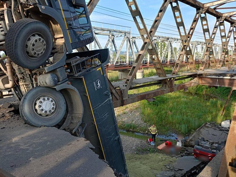 На Закарпатье во время движения автомобилей обрушился мост через реку Тересва (обновлено) 02