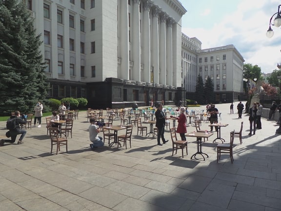 Ресторанний протест під Офісом Зеленського - Банкову заставили столиками з їжею 01