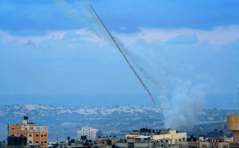 ХАМАС нанес массированный ракетный удар по Израилю, боевики Сектора Газа пытаются проникнуть в южное поселение 01
