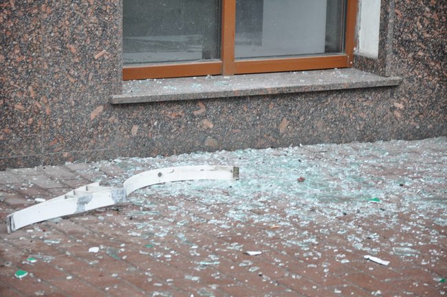 Акция Смерть России!: Националисты забросали камнями здание Россотрудничества и двух банков в Киеве 18