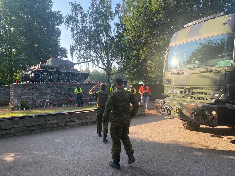 В Эстонии начали демонтаж советских памятников, первым переместят танк Т-34 в Нарве 02