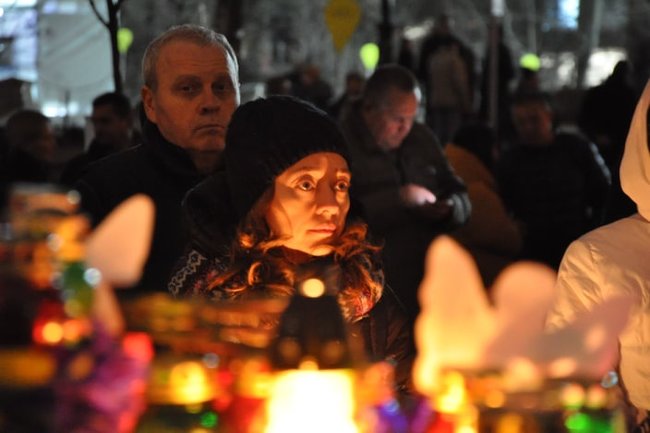 В центре Киева прошла панихида по Небесной Сотне, на месте гибели героев зажгли Лучи достоинства 05