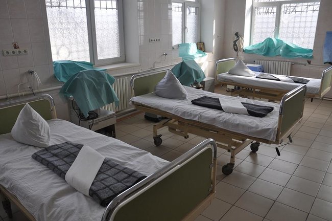 Волонтери з Литви передали військовому госпіталю в Маріуполі 15 медичних ліжок і реанімобіль 02