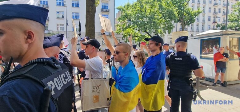 В Варшаве пророссийские силы требовали остановить поддержку Украины 02