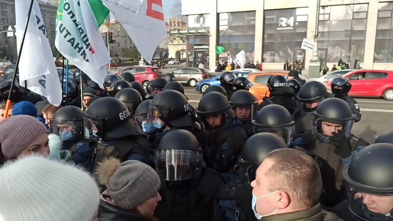Акція SaveФОП у центрі Києва: мітингувальників відтіснили із Хрещатика, вони прямують під Раду 34