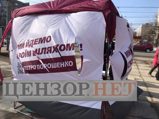 Здесь все равно будет ДНР, - в центре Мариуполя неизвестный с ножом напал на агитационную палатку Порошенко 02