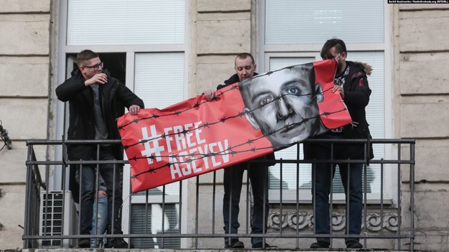 Звільнений журналіст Асєєв зняв із балкона редакції видання Український тиждень банер на свою підтримку 01