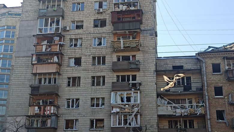 Наслідки падіння збитої російської крилатої ракети на Куренівку в Києві 22