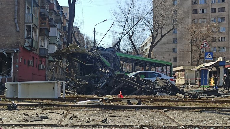 Наслідки падіння збитої російської крилатої ракети на Куренівку в Києві 26