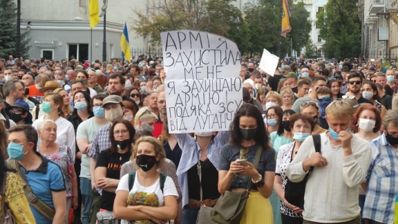 Под Офисом Зеленского в Киеве проходит акция протеста против условий прекращения огня на Донбассе 38