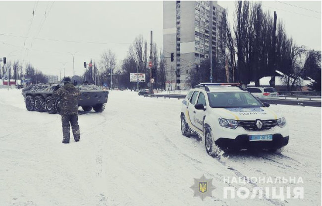 Через сильний снігопад у Києві задіяли БТР, на вїзді стоїть 1400 фур 02