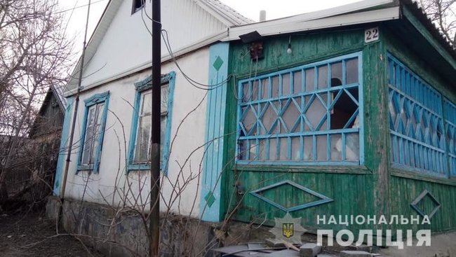 Оккупанты обстреляли Золотое-4, повреждены жилые дома 04