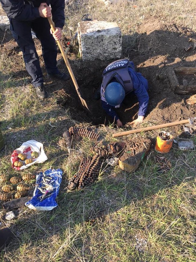 У Донецькій області поблизу лінії розмежування прикордонники знайшли сховок із боєприпасами 01