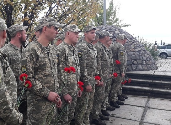 Українського воїна Володимира Аджавенка, який загинув на Донбасі, поховали в Маріуполі 02