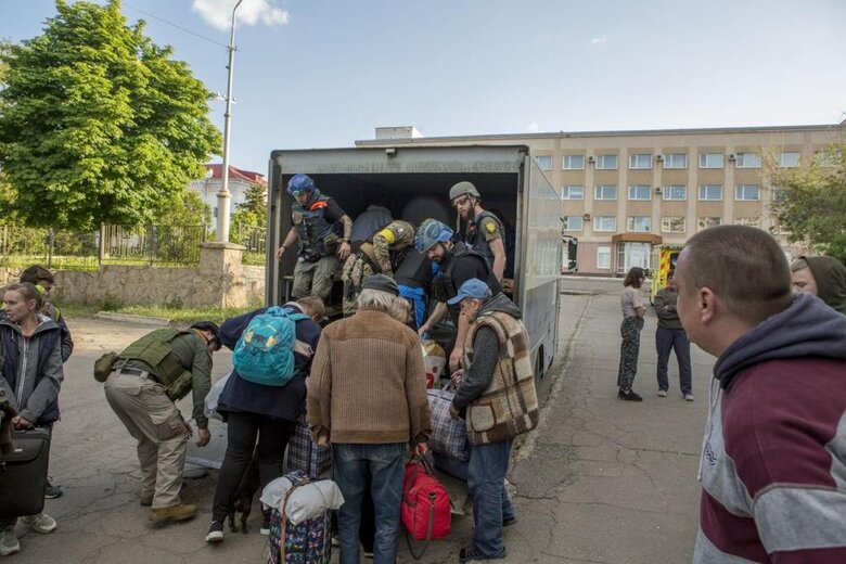 Из-под обстрелов на Донбассе волонтеры МБФ Фонд Добра и Любви вывезли около 200 гражданских 02