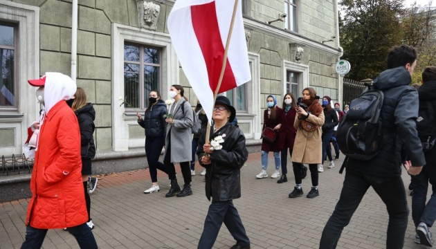 В Минске проходят марши женщин и студентов, силовики начали жесткие задержания 03