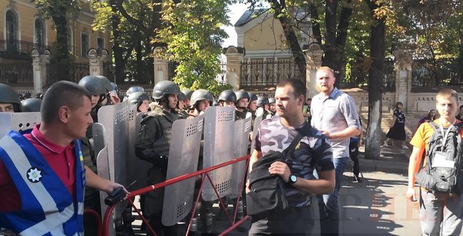 Участники митинга под Радой приковывают себя наручниками к забору, стягиваются дополнительные подразделения полиции 14