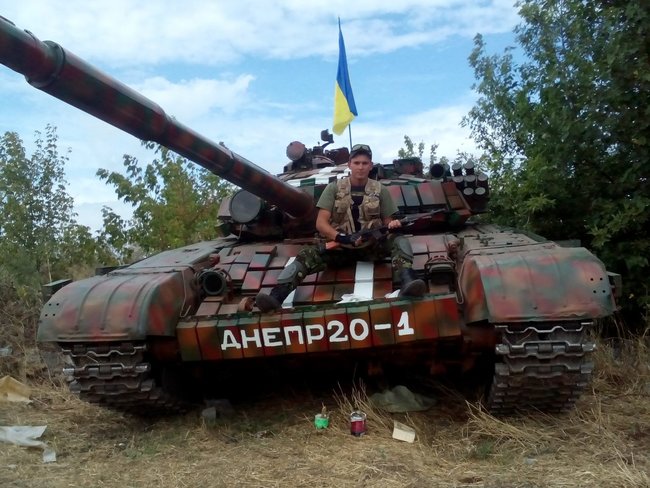 Украинские воины в 2014 году достали из болота брошенный террористами танк: его путь удалось проследить от самой России 18
