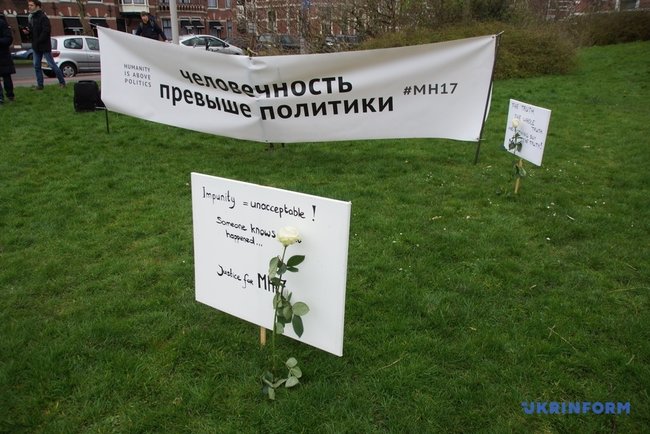 Родственники погибших в сбитом российскими террористами Боинге MH17 устроили молчаливый протест под посольством РФ в Гааге 18