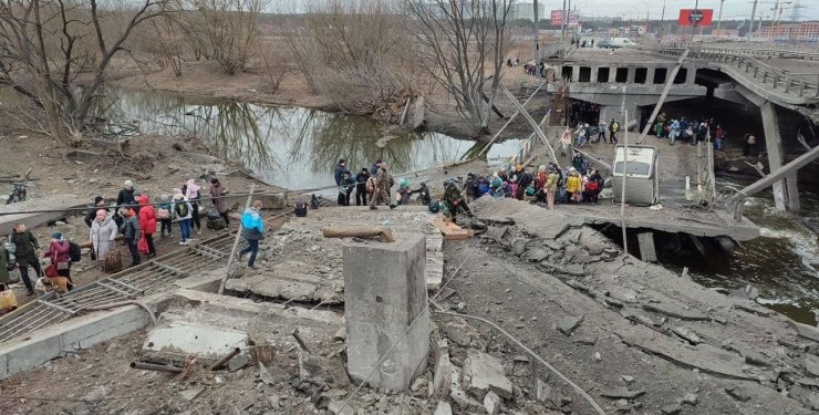 Жители Ирпеня эвакуируются из города через взорванный мост 01