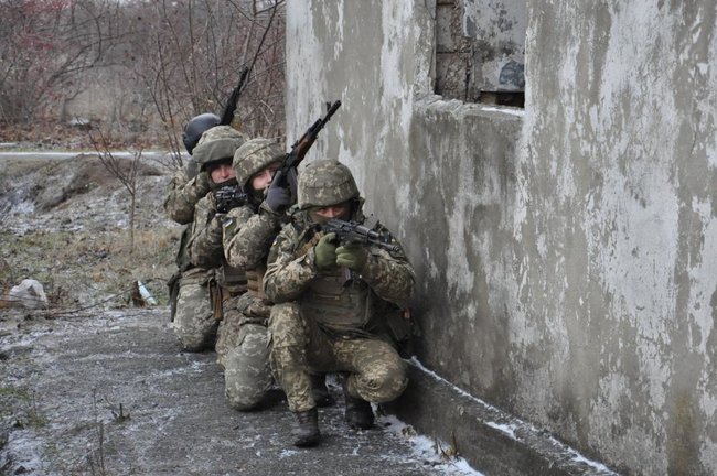 Украинских морских пехотинцев готовят инструкторы из Великобритании 06