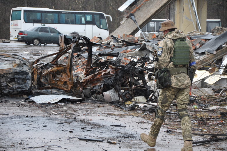 Несколькометровые воронки и разрушенные дома: последствия обстрела Чернигова российскими оккупантами 57